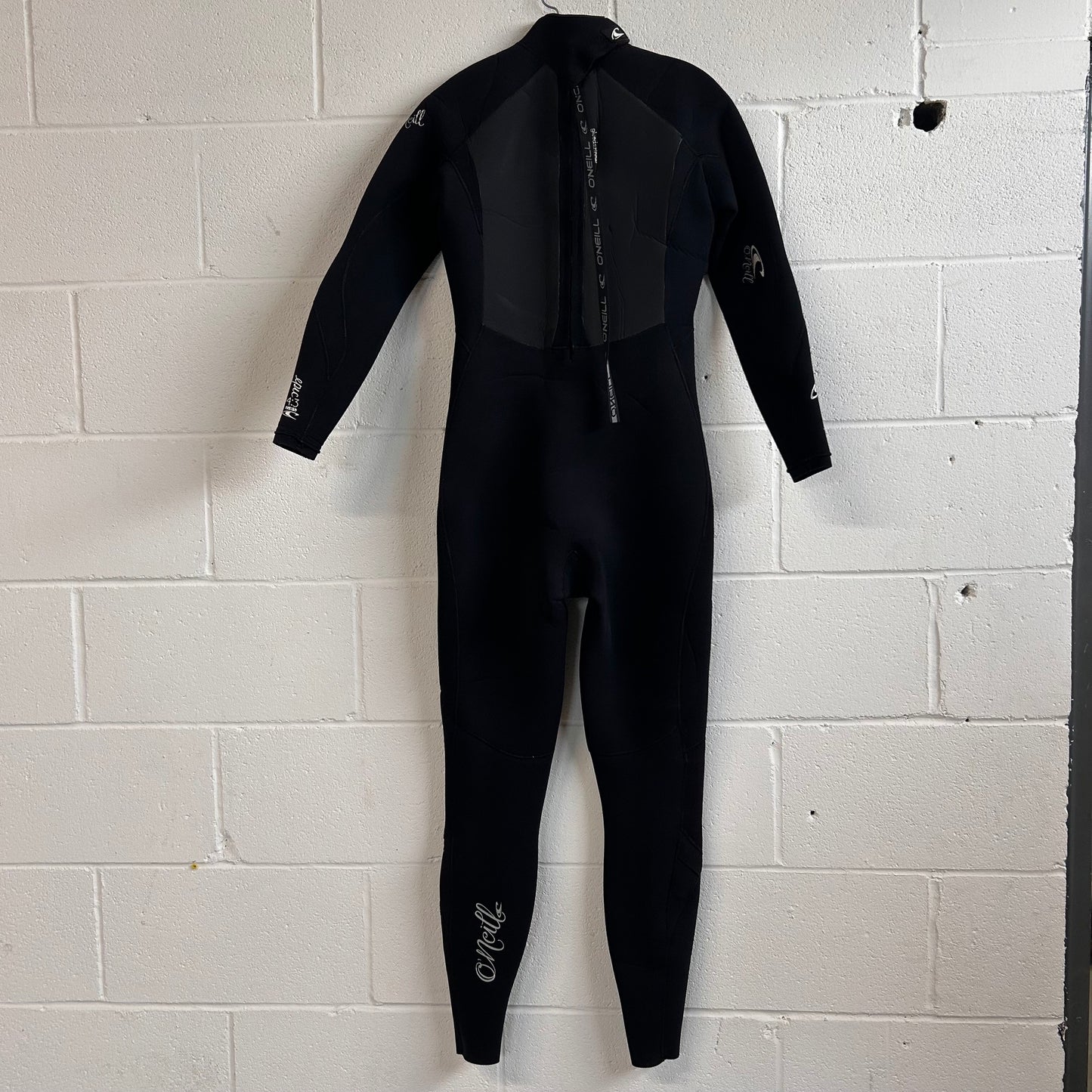 
                  
                    4/3 Womens O'Neill EPIC CT Back Zip Black - Size 12T - USED* 🏷️
                  
                