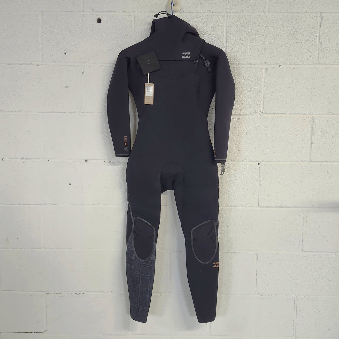 
                  
                    6/5 Women's Billabong Furnace Natural Chest Zip Hooded Wetsuit - Surf Ontario
                  
                