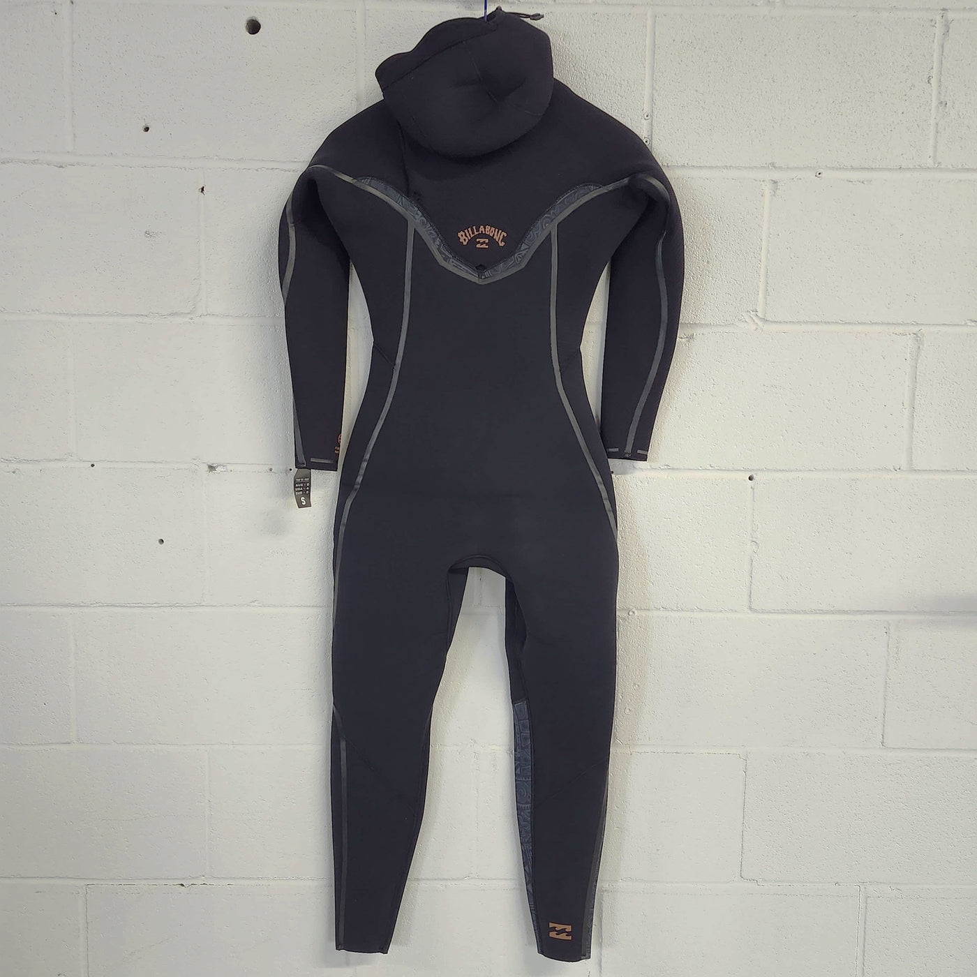 
                  
                    6/5 Women's Billabong Furnace Natural Chest Zip Hooded Wetsuit - Surf Ontario
                  
                